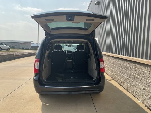 Used 2014 Chrysler Town & Country Touring image 22