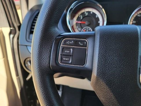 Used 2018 Dodge Grand Caravan SE w/ UConnect Hands-Free Group image 12