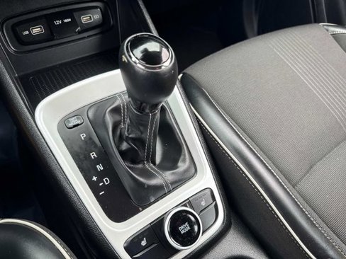 Certified 2022 Hyundai Venue Limited w/ Cargo Package image 24