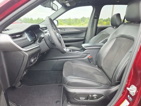 Used 2024 Jeep Grand Cherokee Altitude image 13