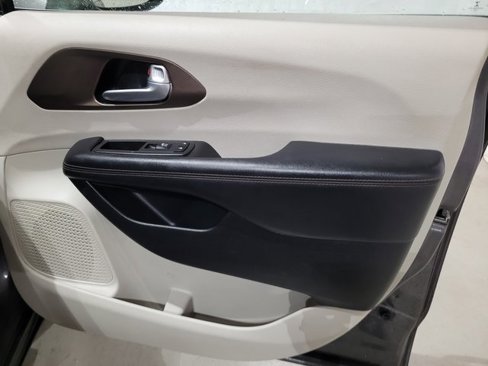 Used 2018 Chrysler Pacifica Touring-L w/ Premium Audio Group image 52