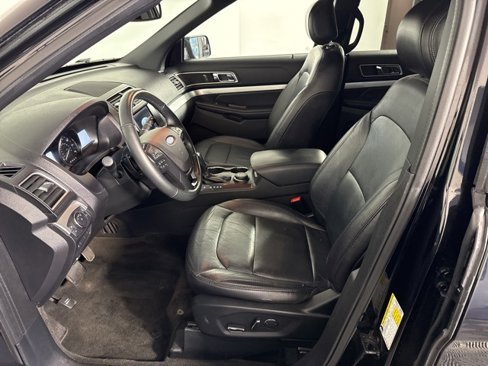 Used 2017 Ford Explorer XLT w/ Equipment Group 202A image 9