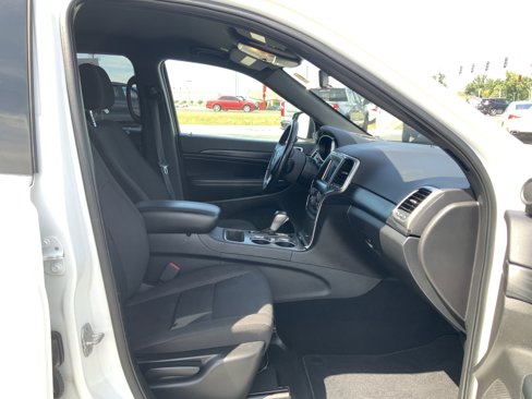 Used 2020 Jeep Grand Cherokee Laredo image 16