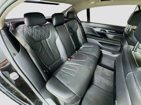 Used 2019 BMW 740i w/ Executive Package image 30