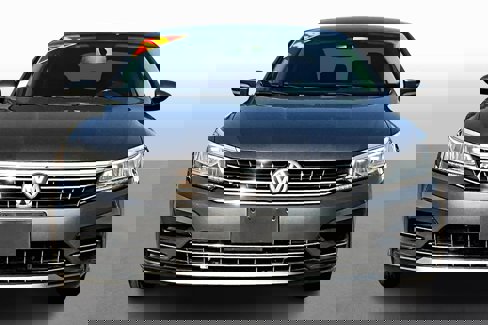 Used 2018 Volkswagen Passat 2.0T R-Line image 3