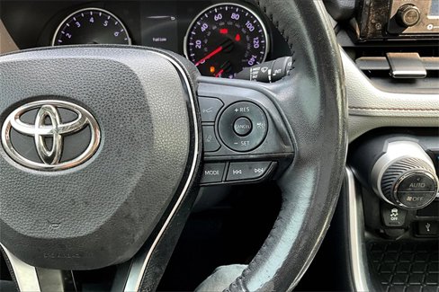 Used 2021 Toyota RAV4 XLE Premium image 19