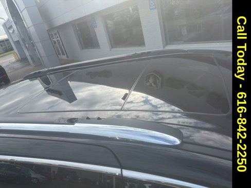 Used 2018 Chrysler Pacifica Limited image 5