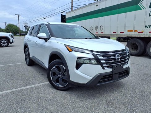Used 2024 Nissan Rogue SV image 2