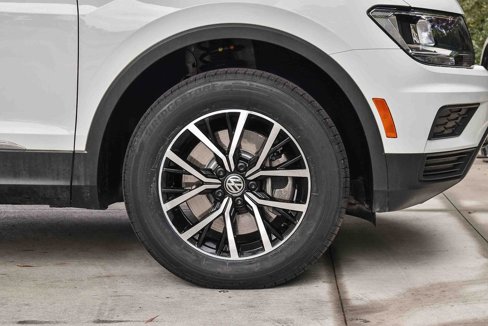Used 2021 Volkswagen Tiguan SE w/ Panoramic Sunroof Package image 10