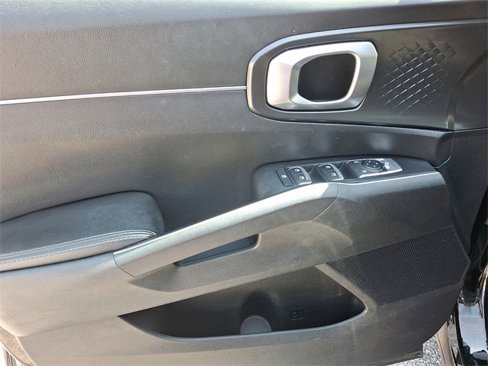 Used 2022 Kia Sorento LX image 16