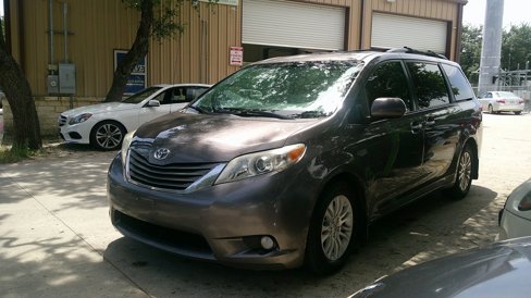 Used 2014 Toyota Sienna XLE image 3