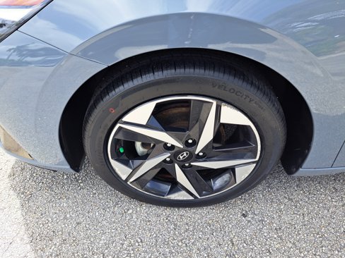 Used 2022 Hyundai Elantra Limited image 17