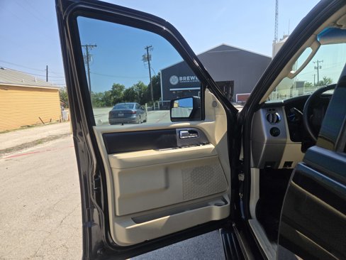 Used 2015 Ford Expedition XLT image 4