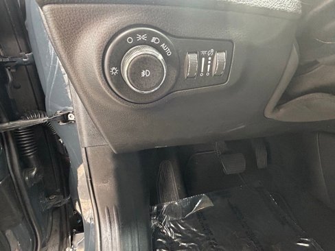 Used 2017 Jeep Compass Limited w/ Navigation Group image 18