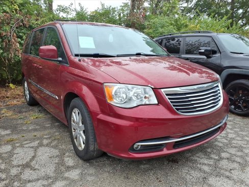 Used 2016 Chrysler Town & Country Touring image 3
