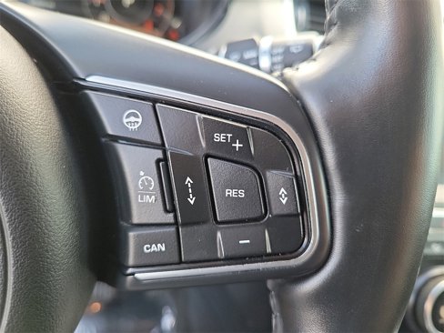 Used 2018 Jaguar E-PACE SE image 7