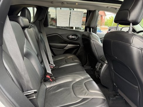 Used 2019 Jeep Cherokee Limited image 29