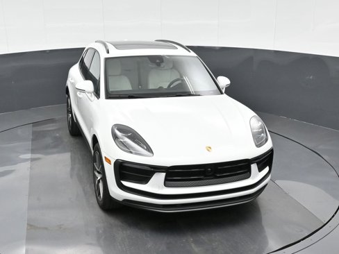Used 2025 Porsche Macan image 32