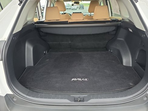 Used 2021 Toyota RAV4 XLE image 19