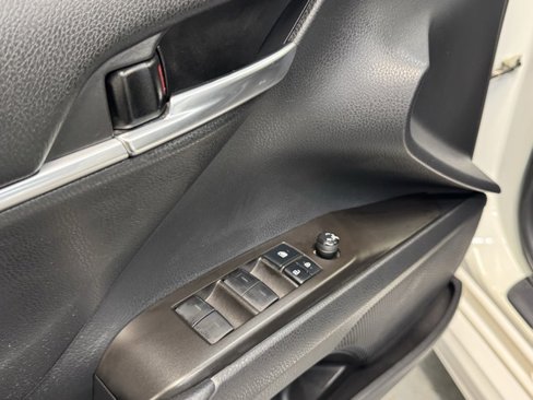 Used 2021 Toyota Camry SE w/ Cold Weather Package image 12