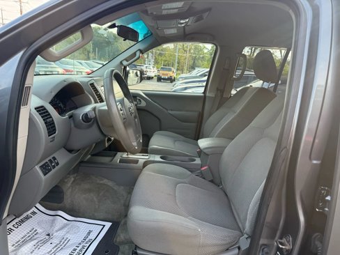 Used 2016 Nissan Frontier SV image 9