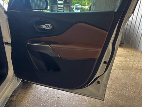 Used 2019 Jeep Cherokee Overland w/ Technology Group image 12