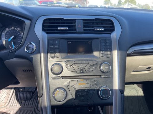 Used 2017 Ford Fusion SE image 7