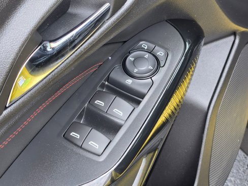 Used 2024 Chevrolet Trax RS w/ Sunroof Package image 18