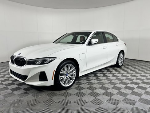 Used 2024 BMW 330e image 1