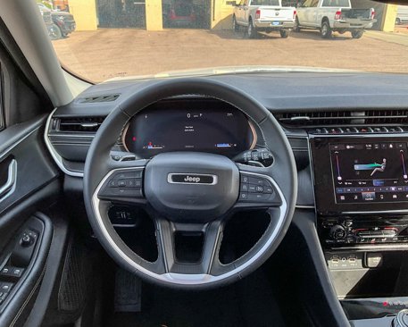 Used 2023 Jeep Grand Cherokee Laredo image 11