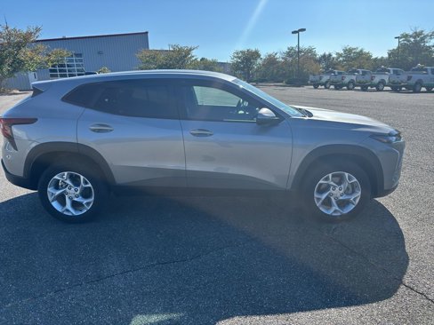 Used 2024 Chevrolet Trax LS w/ LS Convenience Package image 4