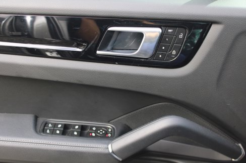 Used 2023 Porsche Cayenne image 18