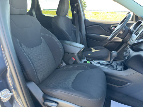 Used 2020 Jeep Cherokee Latitude w/ Mobile Office Group image 31