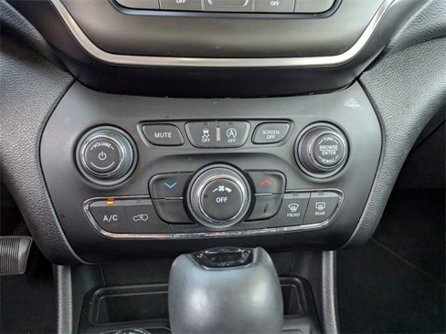 Used 2021 Jeep Cherokee Latitude Plus image 23
