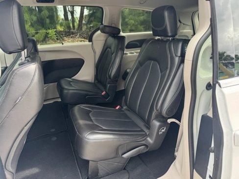Used 2024 Chrysler Pacifica Touring-L image 12