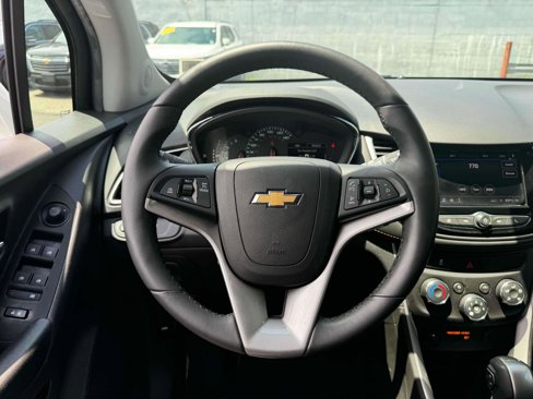 Used 2022 Chevrolet Trax LT w/ LT Convenience Package image 13