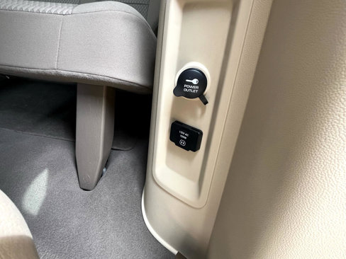 Used 2010 Chrysler Town & Country Touring image 66
