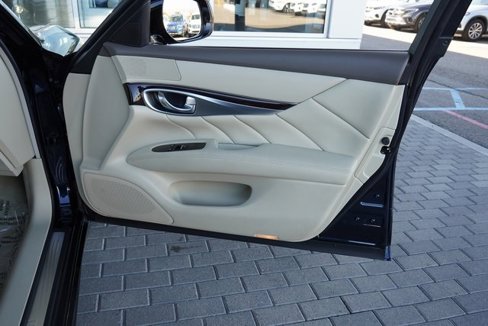 Used 2018 INFINITI Q70 Luxe image 17