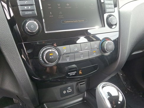 Used 2020 Nissan Rogue Sport S image 16