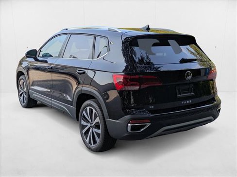 Used 2024 Volkswagen Taos SE w/ Panoramic Sunroof Package image 6
