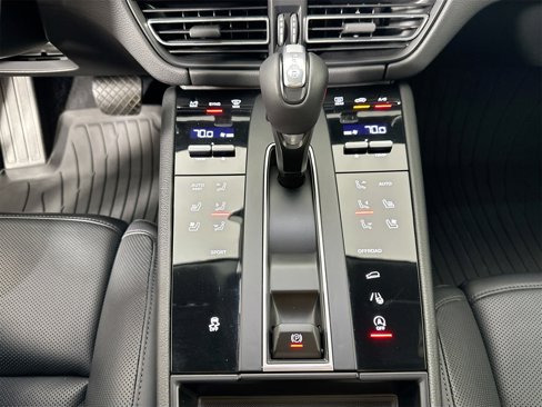 Certified 2024 Porsche Macan image 24