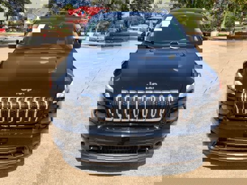 Used 2018 Jeep Cherokee Latitude Plus image 3
