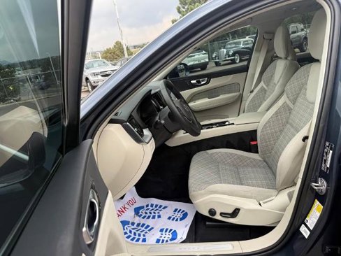 Used 2022 Volvo XC60 B5 Momentum image 11