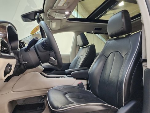 Used 2023 Chrysler Pacifica Limited image 4