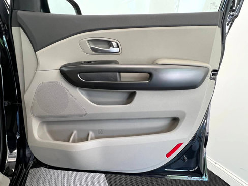 Used 2017 Kia Sedona LX image 11