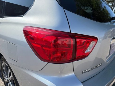 Used 2020 Nissan Pathfinder Platinum image 40