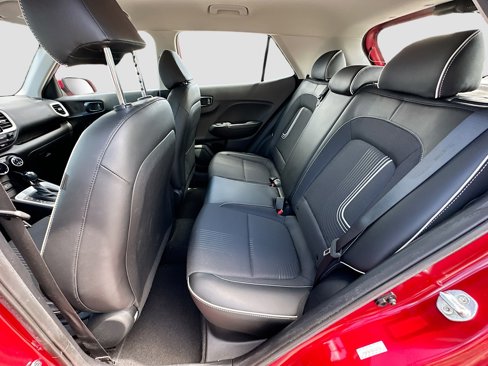 Used 2022 Hyundai Venue Limited image 24