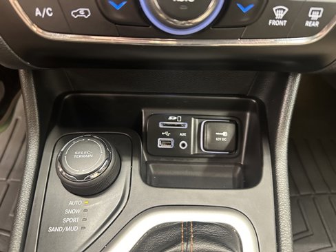 Used 2016 Jeep Cherokee Limited image 23