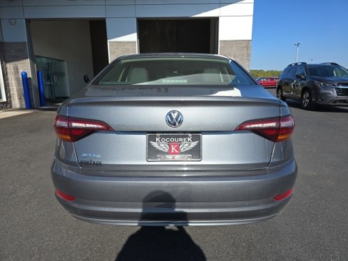 Used 2019 Volkswagen Jetta SE w/ Cold Weather Package image 4