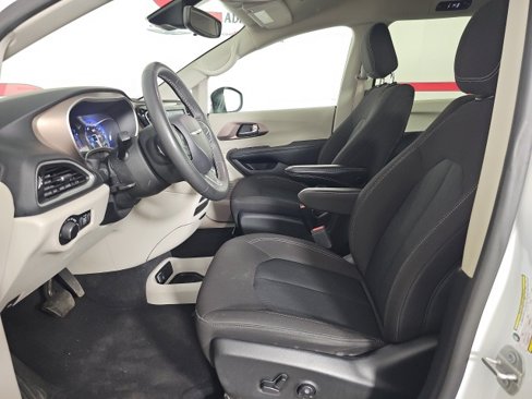 Used 2023 Chrysler Voyager LX image 12